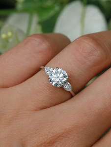 Anillo de compromiso de lujo con zafiro azul y diamantes en oro blanco, estilo vintage, para mujer, elegante joya azul real, regalo. - Product Image 3