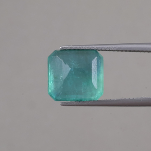 Émeraude naturelle en vrac certifiée IGI, 6,72 carats, taille émeraude, forme octogonale 12x11mm, vert clair premium, vente en gros - Product Image 3