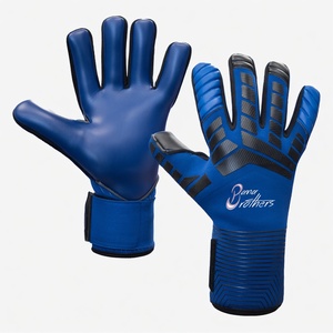 Gants de gardien de but de qualité supérieure avec dos imprimé en silicone, technologie de protection des doigts et excellente adhérence pour les matchs et l'entraînement. - Product Image 2