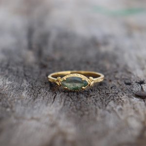 Anillo de Ágata Musgosa Genuina con Corte Ovalado y Diseño de Hoja de Vid, Plata de Ley 925, Chapado en Oro de 14K, Anillo de Compromiso, Promesa o Piedra de Nacimiento - Product Image 1