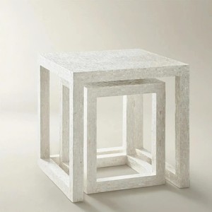Elegante mesa auxiliar de nácar, fabricada en Vietnam por artesanos expertos, aporta un toque lujoso y artístico a cualquier espacio habitable. - Product Image 3
