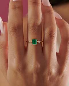 Bague en or 14 carats pour femme avec diamant taille émeraude et émeraude latérale, bijou de fiançailles classique certifié IGI - Product Image 1