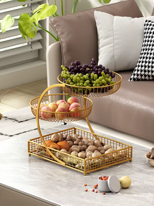 Corbeille à fruits en métal finition or, qui rayonne d'élégance et de chaleur, et dont la fabrication artisanale complexe témoigne d'une attention soignée. - Product Image 3