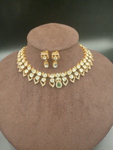 Ensemble collier et boucles d'oreilles Amaira Jewels en argent plaqué or classique avec pierres Polki, modèle SM-807, pour bijoux de mariage pour femmes - Product Image 1