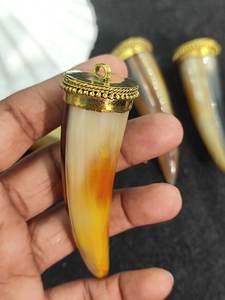 จี้เขาวัวธรรมชาติ พร้อมฝาครอบสีทอง ขัดเงา รูปทรงโค้ง สีดำ - Product Image 4