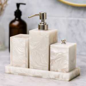 Juego de Baño Moderno de Cinco Piezas de Resina, Dispensador de Jabón y Portacepillos de Dientes Ecológico e Impermeable con Superficie Fácil de Limpiar - Product Image 1