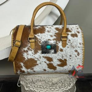 Sac Speedy en cuir de vachette style vintage, fait main, avec concho turquoise, bords surpiqués et bandoulière réglable (OEM/ODM) - Product Image 1