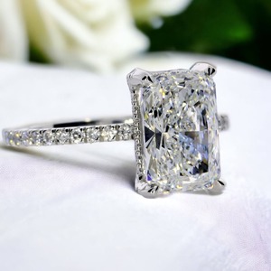 Anillo de compromiso de moissanita de lujo con diamante de corte radiante personalizado, anillo de eternidad con moissanita VVS de 2 quilates con corte baguette y circonitas heladas - Product Image 2