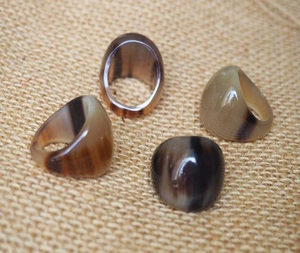 Bague artisanale en corne de bœuf avec design tribal africain, élégante bague en corne de buffle polie pour hommes, faite à la main - Product Image 4
