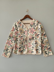 Chaqueta de algodón acolchada con patchwork: Abrigo reversible bohemio hecho a mano - Product Image 1