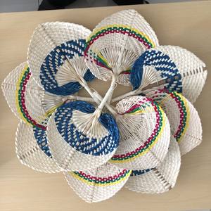 Handfan en bambou fait à la main au Vietnam avec de fines lamelles de bambou et papier coloré pour événements et affichage - Product Image 3