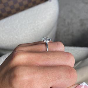 Anillo de Compromiso con Diamante Ovalado de 2 Quilates Cultivado en Laboratorio, Oro Blanco de 14k, Solitario Catedral con Halo Oculto, Certificado IGI D - VVS2 - Product Image 1