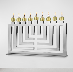 Menorah géométrique contemporaine en métal argenté avec neuf lampes à huile en verre. Disponible à prix de gros. - Product Image 1