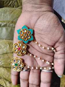 Maangtika de créateur sertie de pierres Polki/Kundan pour femmes, bijou de tête de mariée, cadeau pour femmes pour Haldi/Mehndi, tikka/Nethi Chutti pour la mariée - Product Image 2