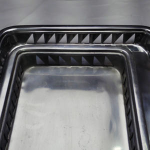 Ensemble de plateaux rectangulaires en acier inoxydable de style industriel avec motif géométrique découpé – Assiettes de service en métal modernes et minimalistes - Product Image 6