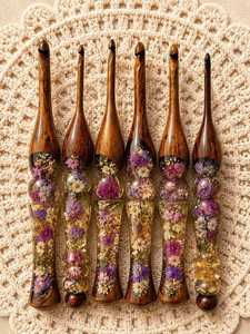เข็มโครเชต์ลายดอกไม้สีแดงและสีน้ำเงินสำหรับงานฝีมือและงานศิลปะสะสม - Product Image 2