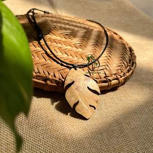 Bijoux en coquille de noix de coco, style hawaïen, colliers, pinces à cheveux, boucles d'oreilles, bracelets, design unique, Vietnam - Product Image 1