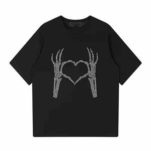 เสื้อยืดผู้ชายผ้าแคนวาสโพลีเอสเตอร์คอตตอนคุณภาพสูง ทรงปกติ คอกลม หรูหรา หนา พิมพ์ลายโลโก้ตามสั่ง ประดับเพชรเทียม สำหรับใส่ในฤดูร้อน - Product Image 5