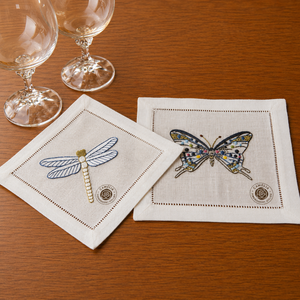 Servilleta de cóctel con bordado de mariposa estilo Pop Art, que agrega un detalle artístico a los momentos de vino y postres. - Product Image 1