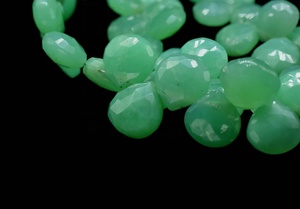 Cuentas de piedra en forma de corazón facetadas de crisoprasa verde Cuentas de crisoprasa de 8-9mm - Product Image 3