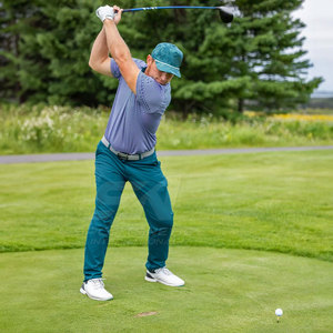 Pantalon de golf en tissu léger avec coupe flexible pour un mouvement facile, style décontracté, pour adulte - Product Image 3