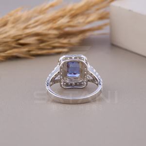 Elegante Anillo de Compromiso con Halo de Moissanita Azul Corte Esmeralda, Elaborado en Plata de Ley Chapada en Oro, Anillo de Boda Perfecto para Mujer - Product Image 6