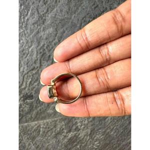 Anillo de Tres Piedras con Diamante Blanco Corte Cojín en Oro Amarillo Sólido con Detalles Laterales de Diamantes Redondos, Engaste Moderno y Excelente para Regalo - Product Image 3
