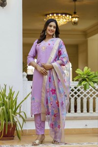 Ensemble Kurti et pantalon élégant et festif prêt-à-porter avec col brodé et dupatta imprimé Lagdi - Product Image 5