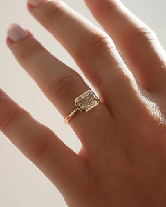 Anillo de compromiso solitario de moissanita de lujo con corte esmeralda en oro de 14K, joyería fina minimalista al por mayor - Product Image 5