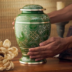 Urne classique verdante avec motif géométrique gravé, récipient commémoratif en métal avec bordure argentée et couvercle ajusté - Product Image 4