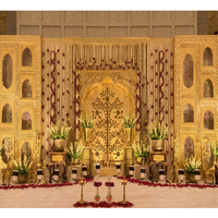 Décoration de scène de mariage royal du Rajasthan : Panneaux miroir élégants, légers et personnalisables, cadres miroir dorés pour la réception