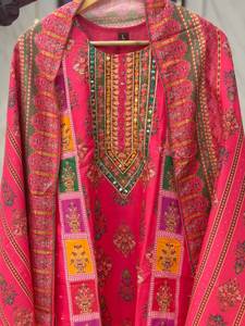 Kurti/Kurta de créateur de mode sud-indienne, rose, avec broderie lourde des deux côtés, sur mesure, à prix raisonnable. - Product Image 6