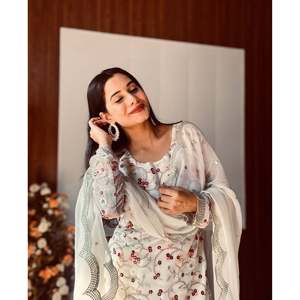 Magnifique haut en mousseline de soie et sharara avec dupatta pour les occasions festives - Product Image 5