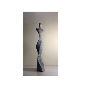 Escultura Abstracta Inspirada en Giacometti, Silueta Delgada Texturizada en Gris Carbón, Figura de Arte Moderno - Product Image 2