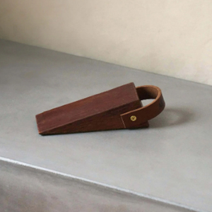 Butoir de porte artisanal en bois avec gravure en métal motif libellule, cale de porte en noyer massif, butoir de porte en bois - Product Image 6
