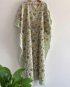 Robe longue kaftan élégante en coton jaune à imprimé floral pour femme, style bohème, avec ceinture à nouer, idéale pour la plage ou comme cache-maillot. - Product Image 3