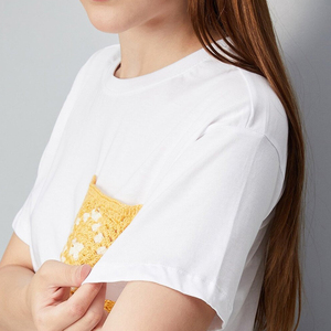 T-shirt en coton blanc pour femme avec patch en crochet jaune, col rond décontracté, manches courtes, coupe ample, haut en jersey - Product Image 4