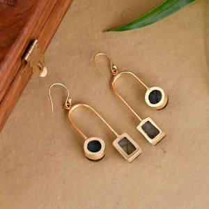 HARI OM CREATION Boucles d'oreilles pendantes en laiton et labradorite - Pierre naturelle rectangulaire, bijoux vintage mignons, certifiés IGI, cadeau bouddhiste - Product Image 2