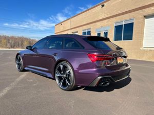Vista frontal del SUV deportivo R S 6 Avaant 2021 en color púrpura metalizado - Product Image 6
