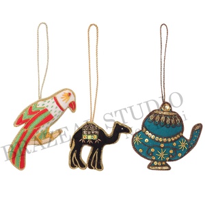 Adornos Navideños Personalizados Bordados en Terciopelo Satinado Ecológico Hechos a Mano por Brazeal Studio con Hilos Dorados - Product Image 3