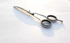 Ciseaux de toilettage droits noirs pour animaux de compagnie, lame en acier inoxydable, manche de 5,5 pouces, pointe acérée, haute qualité - Product Image 3