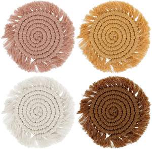 Sous-verres en macramé faits à la main, en corde de coton tressée avec pompon, style bohème, pour tasses et mugs, en provenance d'Inde. - Product Image 1