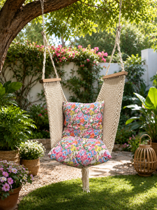 Fabricant de chaises suspendues en coton tissé à la main sur mesure |   Chaise hamac en macramé avec barre de support en bois et coussin - Product Image 2