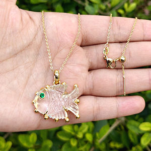 Collar con Colgante de Pez Tallado a Mano en Cuarzo Cristalino Transparente, Ojo de Esmeralda CZ, Cadena de Latón Chapado en Oro de 18k, Regalos de Diseño al por Mayor - Product Image 2