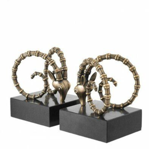 Porte-livres élégants en forme de serpent doré avec une finition texturée et une base noire élégante ; décoration haut de gamme disponible à prix de gros. - Product Image 2