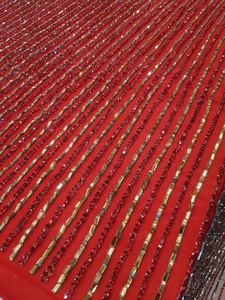 Tissu en dentelle de luxe brodé de strass écologiques faits à la main, motif floral, rouge uni, pour robe de soirée, maille décorative, 5 yards - Product Image 3