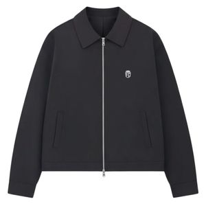 Veste technique zippée pour homme en noir avec un design moderne, tissu de haute qualité, détail de fermeture éclair élégant et coupe confortable - Product Image 1