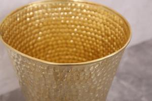 Poubelle en acier inoxydable finition or martelé, design élégant, idéale pour les chambres d'hôtel, les zones de réception et les événements, provenance Inde. - Product Image 3