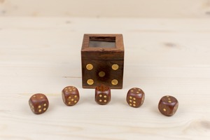 Boîte de rangement artisanale en bois, petite et carrée, en forme de dés, avec motif bois et ensemble de cinq pour le rangement et l'organisation à domicile - Product Image 4