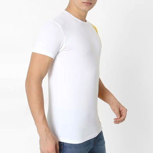 T-shirt blanc à manches courtes pour homme, col rond, avec design bicolore jaune et bleu, coupe décontractée, tissu tricoté - Product Image 2